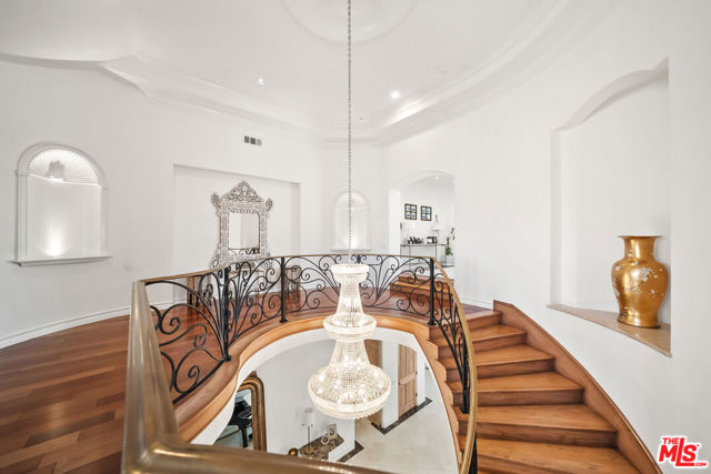 1821 Chastain, Pacific Palisades CA: https://media.crmls.org/mediaz/6641077d-4ff5-45b7-a73a-7386be856c3f.jpg