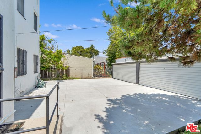 1118 HI POINT Street, Los Angeles CA: https://media.crmls.org/mediaz/66419179-d1c6-45ce-b7cf-6458e0272f0f.jpg