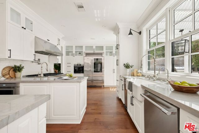2543 Patricia Avenue, Los Angeles CA: https://media.crmls.org/mediaz/6641c219-58b8-46e9-a72b-b39394eb125c.jpg