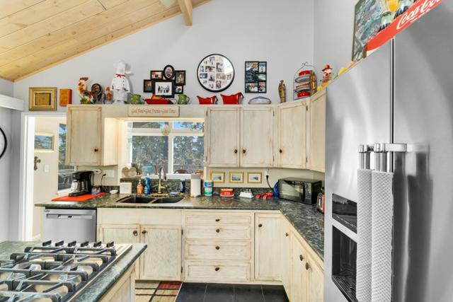 6 Stratford Place, Monterey CA: https://media.crmls.org/mediaz/6642ad50-1b5c-48fa-8fc8-fb4acb09f532.jpg