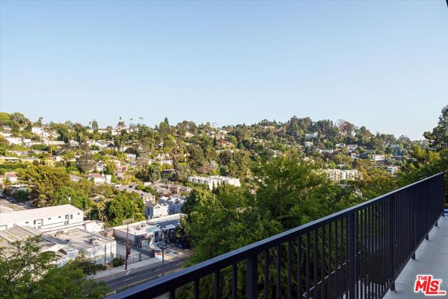 2162 Lyric Avenue, Los Angeles CA: https://media.crmls.org/mediaz/6642d3cf-355d-44b2-9038-9e37f225fa50.jpg