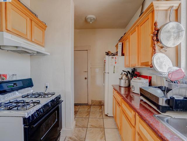 1437 25Th Ave, Oakland CA: https://media.crmls.org/mediaz/66438fd3-e7d2-4905-a7a6-c13fd594846e.jpg