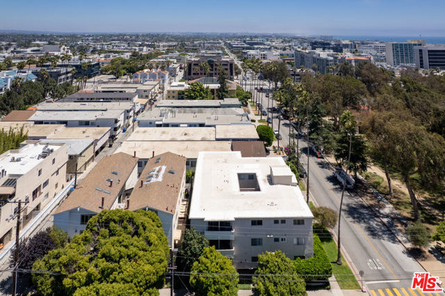 1101 Lincoln Boulevard, Santa Monica CA: https://media.crmls.org/mediaz/66445c56-a4e1-4a7c-b20a-01a880ffc8dc.jpg