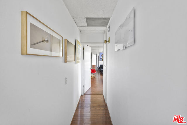 100 S Doheny Drive, Los Angeles CA: https://media.crmls.org/mediaz/6644e1f7-55da-4ffd-8846-b39b0cb1a428.jpg