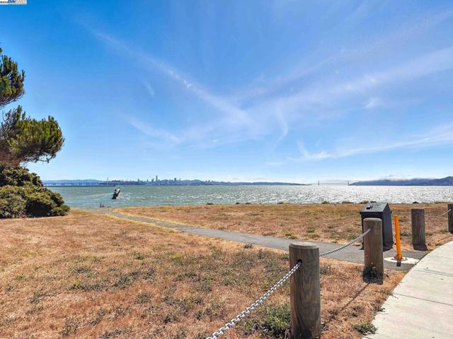 2238 7Th, Berkeley CA: https://media.crmls.org/mediaz/6644ee4a-1a13-4d6d-92fa-e28c51a601aa.jpg