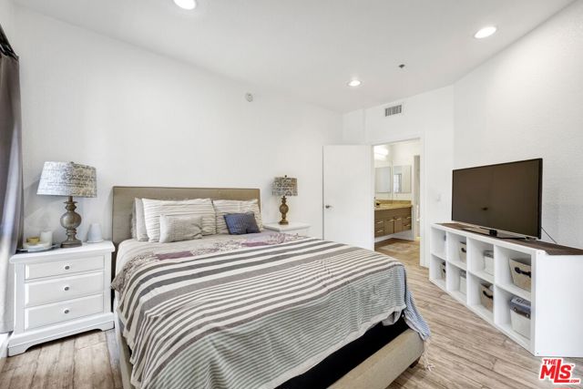 585 Rossmore Avenue, Los Angeles, California 90004, 2 Bedrooms Bedrooms, ,2 BathroomsBathrooms,Condominium,For Sale,Rossmore,24401213