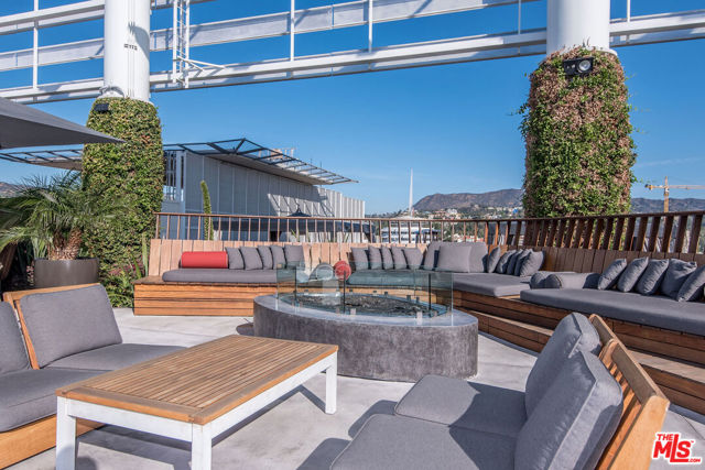 6250 Hollywood Boulevard, Los Angeles CA: https://media.crmls.org/mediaz/66453f4f-cb12-4f1d-bda6-66f542b7afb7.jpg