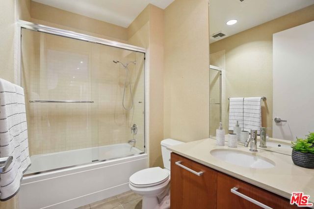 801 S Grand Avenue, Los Angeles CA: https://media.crmls.org/mediaz/66457f5f-787b-4805-a530-818de09e4b44.jpg