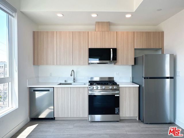 1106 S Kenmore Avenue, Los Angeles CA: https://media.crmls.org/mediaz/6645c925-7530-494d-8505-14cd6411a1e5.jpg