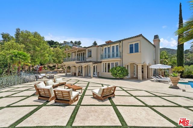 16980 Escalon Drive, Encino CA: https://media.crmls.org/mediaz/6645ca57-e6b5-4ea9-89ad-093c28feec78.jpg