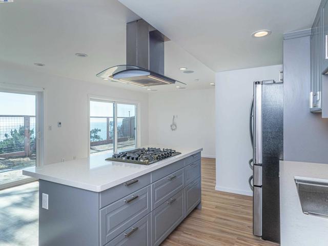 532 Heathcliff Dr, Pacifica CA: https://media.crmls.org/mediaz/6646edc6-e911-4568-9c1f-79e5a231cc7f.jpg