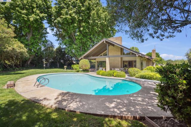 419 Burkhard Rd, Patterson CA: https://media.crmls.org/mediaz/6647696c-b4e3-4c3c-922c-4058e3578356.jpg