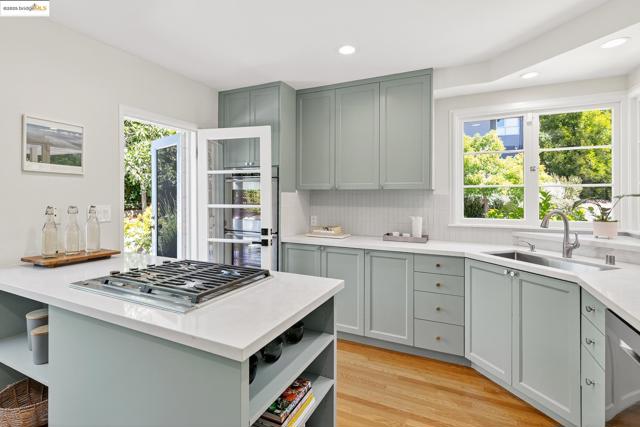 2773 Argyle Street, Oakland CA: https://media.crmls.org/mediaz/6647ecad-e7c7-479b-af70-81844e0d14a7.jpg