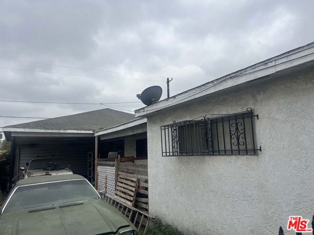 814 E 104th Street, Los Angeles CA: https://media.crmls.org/mediaz/6647f098-ff1f-4538-975c-fd7e64a556c2.jpg