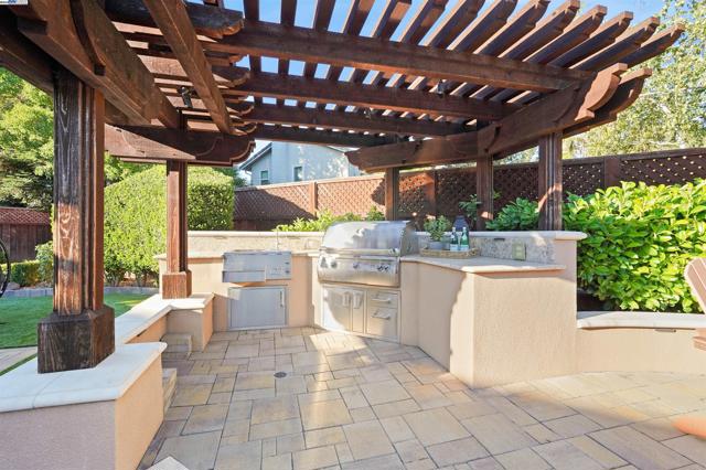 3211 Harvey Ct, Pleasanton CA: https://media.crmls.org/mediaz/664801e4-1728-409f-a240-0796302f1eca.jpg