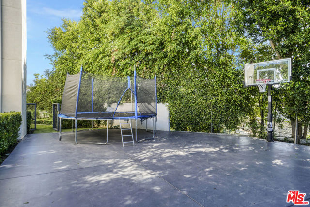 1116 Linda Flora Drive, Los Angeles CA: https://media.crmls.org/mediaz/66481d4c-e9d6-4b1d-abff-c918bd326e09.jpg