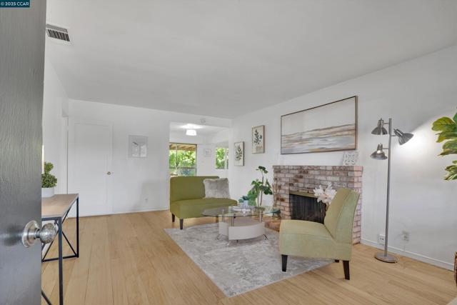 2968 Glenside Dr, Concord CA: https://media.crmls.org/mediaz/6648a5cb-48f5-4337-a3e3-6cc356751393.jpg
