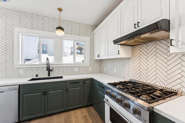 2734 Macarthur Blvd, Oakland CA: https://media.crmls.org/mediaz/6649b00e-1401-4ec0-a5f9-397e45576844.jpg