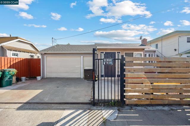 7447 Lockwood St, Oakland CA: https://media.crmls.org/mediaz/6649c868-d0eb-4c37-830b-2de4a2023873.jpg