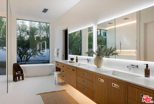 6 Big Sioux Road, Rancho Mirage CA: https://media.crmls.org/mediaz/664bc567-3ec8-4975-97c6-bf5a96e36c00.jpg