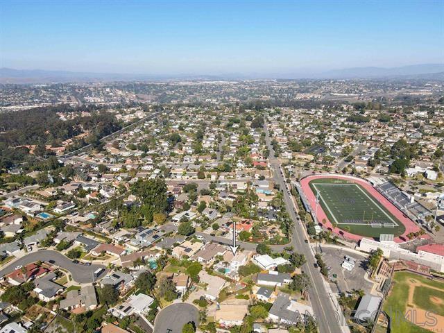3275 Maezel Ln, Carlsbad CA: https://media.crmls.org/mediaz/664bd246-e3a5-4ca9-975d-267fd9740b4d.jpg