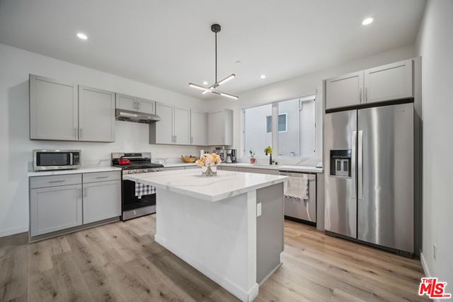 11821 W Holly Way, Valley Village CA: https://media.crmls.org/mediaz/664ccfb9-90da-4af4-8550-a68fbe9b887e.jpg