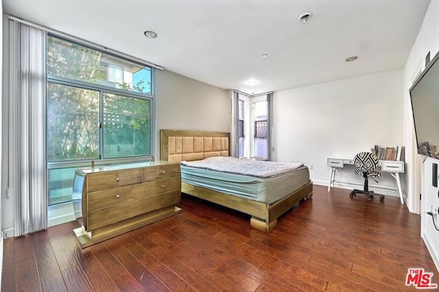 332 S Oxford Avenue, Los Angeles CA: https://media.crmls.org/mediaz/664d51f2-4cfa-4d14-a3c7-458400f13300.jpg