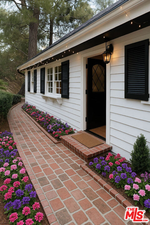 14807 Round Valley Drive, Sherman Oaks CA: https://media.crmls.org/mediaz/664f006d-2472-47d1-9fa1-537ea229d17d.jpg