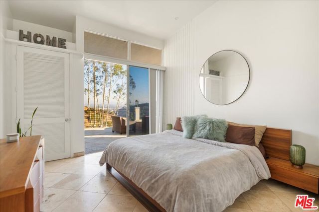 6530 Lakeridge Road, Los Angeles CA: https://media.crmls.org/mediaz/6650263f-417c-4e81-95a7-28ebf0050693.jpg