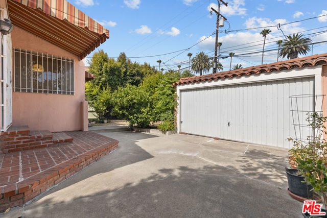 252 S Maple, Beverly Hills CA: https://media.crmls.org/mediaz/6651df36-cf81-411b-9553-09bf67f4ef2e.jpg