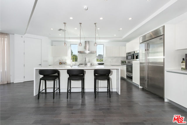 460 N Palm Drive, Beverly Hills CA: https://media.crmls.org/mediaz/66524fde-1276-44e4-b5b2-730eb29aebac.jpg