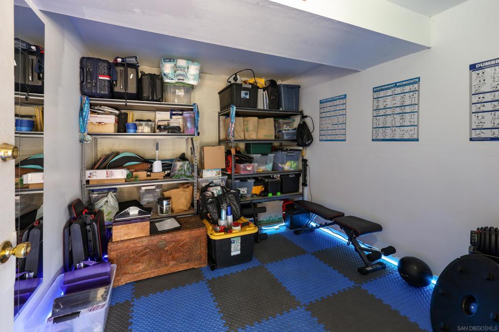 2040 Robinson - photo 18