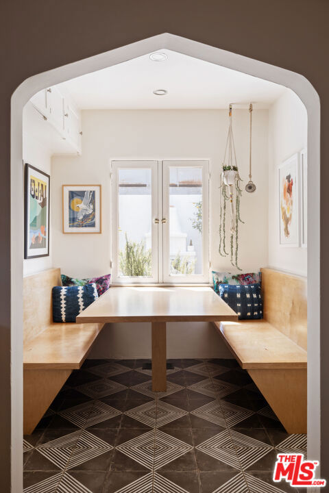 1012 Superba Avenue, Venice CA: https://media.crmls.org/mediaz/66533f23-226b-4cdc-9569-f02d04c2aba0.jpg