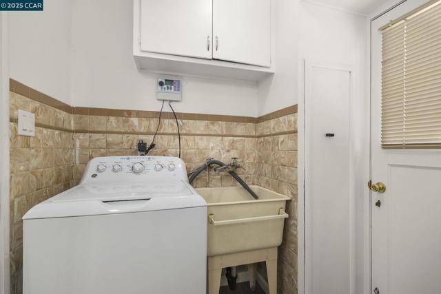 884 Juanita Dr, Lafayette CA: https://media.crmls.org/mediaz/665341a6-ac8e-434e-9ad8-f5c21877c551.jpg