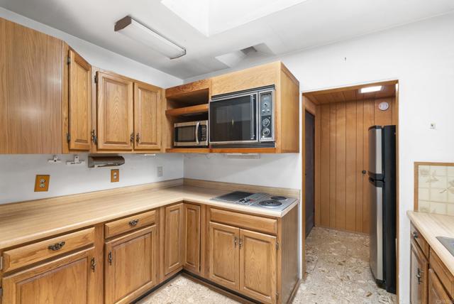 1120 Devonshire Drive, Ocean Beach (San Diego) CA: https://media.crmls.org/mediaz/6654a07d-d90e-46ce-b011-d9466cc74d3d.jpg