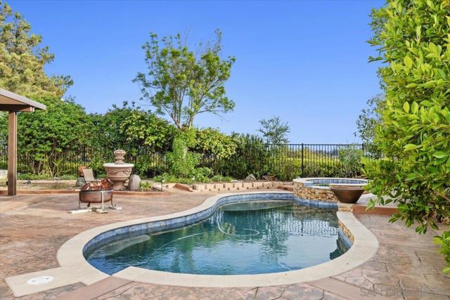 2196 Kirkcaldy Rd, Fallbrook CA: https://media.crmls.org/mediaz/6654fb31-7e34-4e35-8f63-c3ad10b1e704.jpg