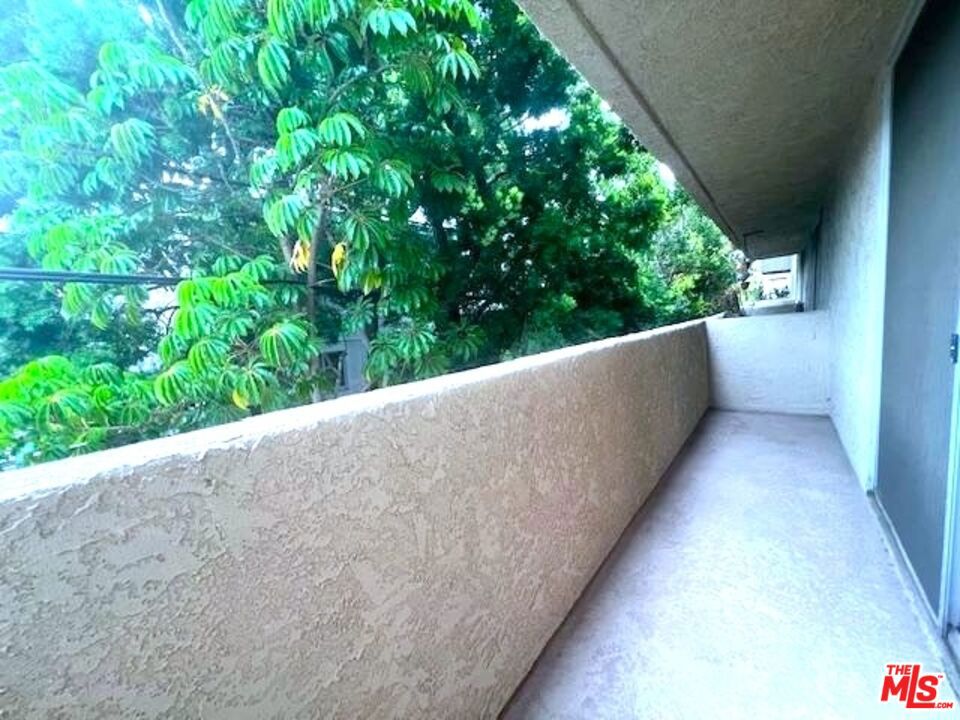 https://media.crmls.org/mediaz/66565a05-5b1a-4cab-9c42-0195a3c4bb3d.jpg?preset=X-Large