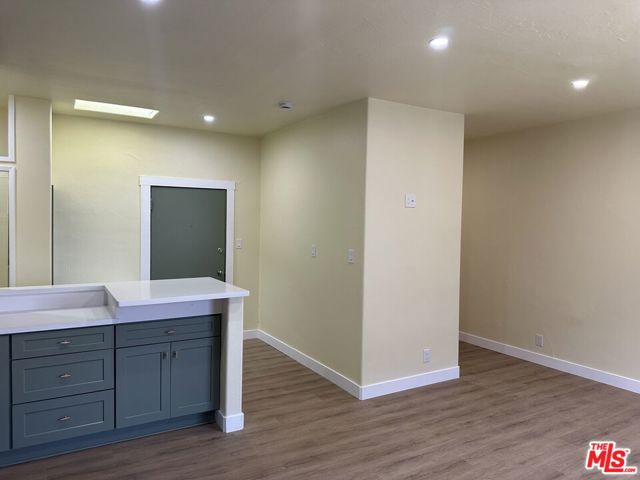 721 Broadway, Santa Monica CA: https://media.crmls.org/mediaz/66569975-2441-43fa-81c0-b0a0075aff97.jpg