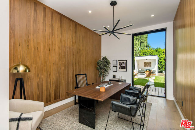 4544 Woodley Avenue, Encino CA: https://media.crmls.org/mediaz/66569ddb-3f98-4e71-842f-a4ff0f078196.jpg