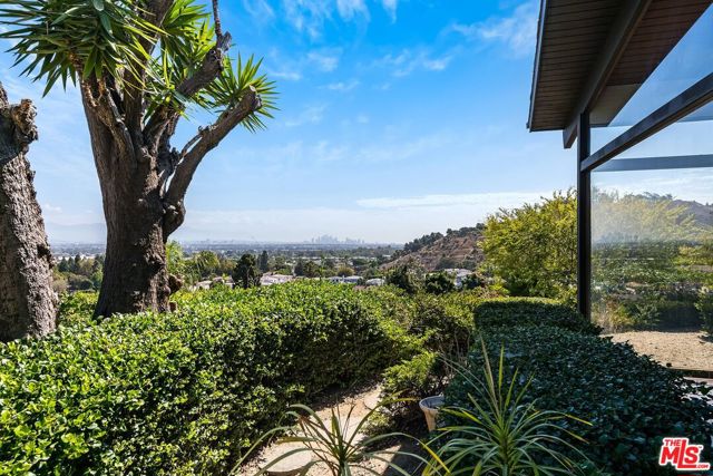 5961 Wrightcrest Drive, Culver City CA: https://media.crmls.org/mediaz/66570758-3312-4b3e-a772-e554460d5718.jpg