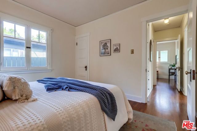 1105 E Claremont Street, Pasadena CA: https://media.crmls.org/mediaz/66571526-2a3e-41ee-b47c-bd1b4a6173bc.jpg