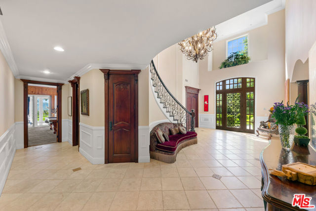 13418 Nightsky Drive, Camarillo CA: https://media.crmls.org/mediaz/6657c796-7995-4c83-9e6c-ce0f8e157775.jpg