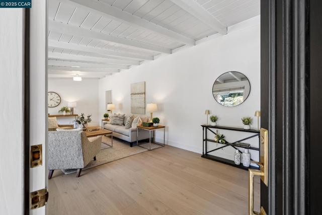 12 La Sonoma Ct, Alamo CA: https://media.crmls.org/mediaz/6657d1f6-a71c-4dec-a424-9928f2e1d423.jpg
