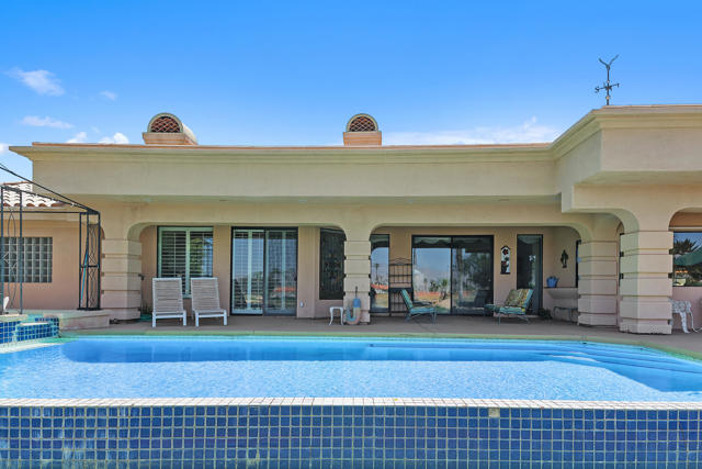 346 Crest Lake Drive, Palm Desert CA: https://media.crmls.org/mediaz/66583957-8c10-4858-aaf5-aaca220dd037.jpg