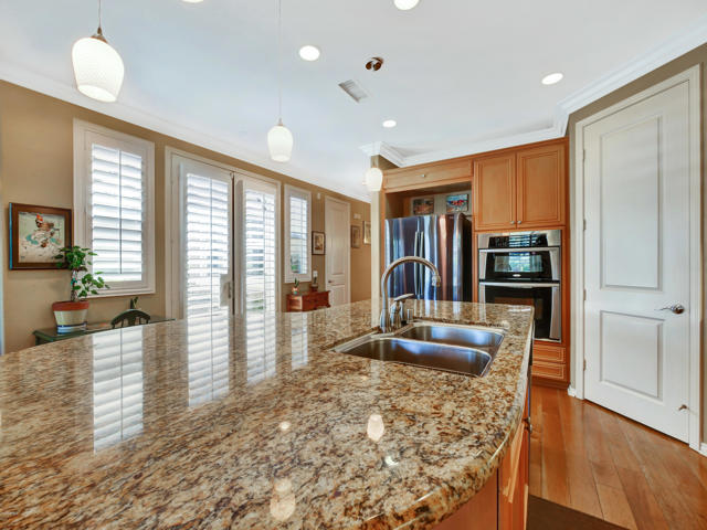 1333 Caspian Way, Oxnard CA: https://media.crmls.org/mediaz/665922ac-aecf-49e0-ac01-d4830804b1e3.jpg