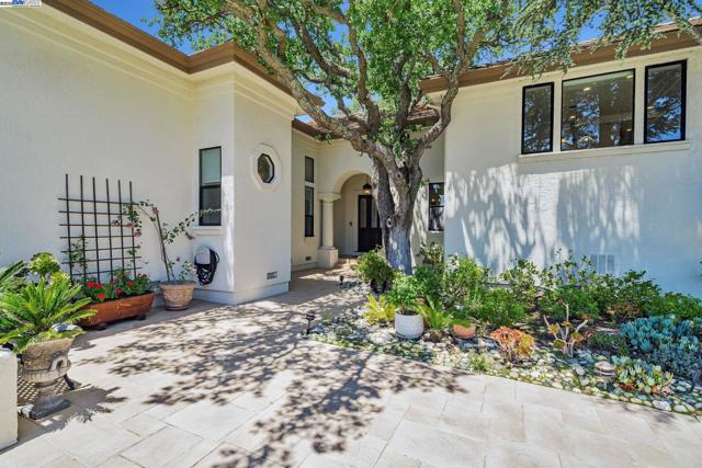 530 Oakshire Pl, Alamo CA: https://media.crmls.org/mediaz/6659c573-1b1a-4dfb-8ee3-f325c8b9da17.jpg