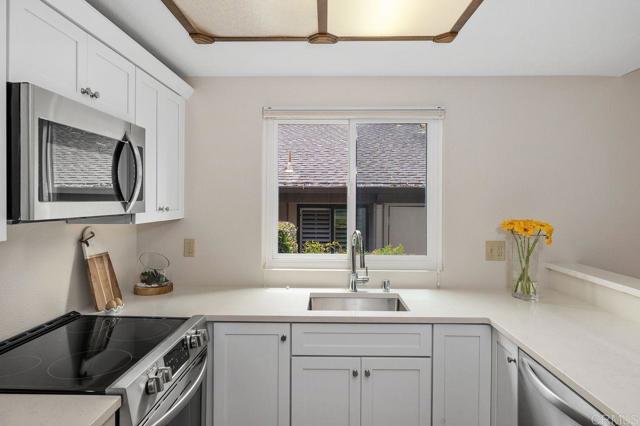 8370 Via Sonoma, La Jolla CA: https://media.crmls.org/mediaz/6659ccff-24ee-4900-8848-9ed9c95e23d2.jpg