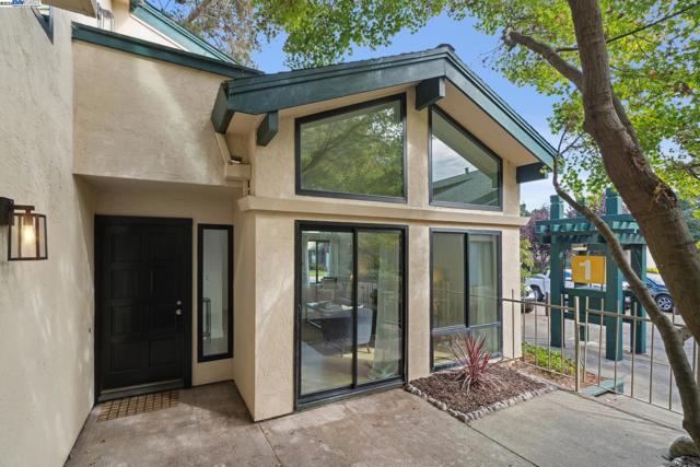 101 Carob Ln, Alameda CA: https://media.crmls.org/mediaz/665b8364-7f6e-458b-8c8f-6952513e1207.jpg