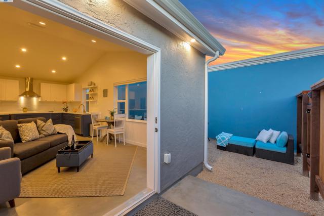 930 Magnolia Drive, Alameda CA: https://media.crmls.org/mediaz/665bfe9e-985c-401a-92bb-b23e22d7843d.jpg