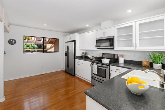 6635 Caminito Scioto, La Jolla CA: https://media.crmls.org/mediaz/665c9040-3d5b-4d7e-86fa-7dad8bbaaddd.jpg